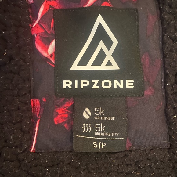 Ski / Snowboard Jacket  and bib pants. Ripzone small. Fit average 8-10 yr old. - Picture 4 of 6